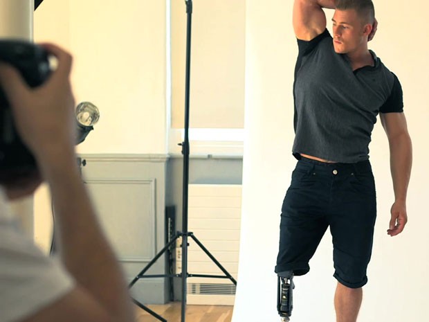 O modelo Jack Eyers diz que hoje se sente mais confiante e s veste calas curtas (Foto: BBC/Reproduo)
