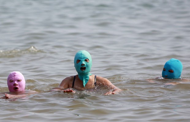 Chinesas vão à praia de máscara (Foto: Reuters/Aly Song)