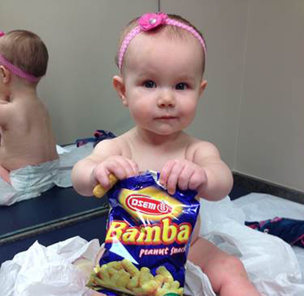 Bebê brinca com pacote de amendoim: novas diretrizes preveem consumo precoce de amendoim para prevenir alergia (Foto: Carrie Stevenson via AP)