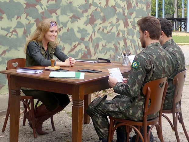 Angélica entrega carteirinhas aos 'soldados' (Foto: Estrelas / TV Globo)