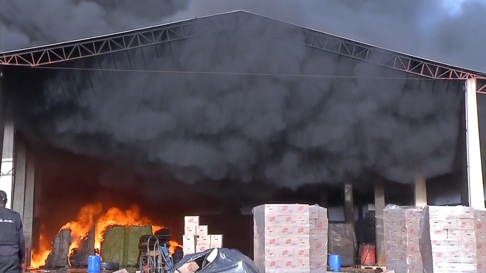 Galpão de distribuidora pegou fogo neste sábado (10) (Foto: TVCA/Reprodução)