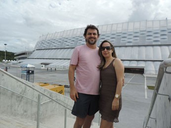 Casal Ailson e Andréa aproveitaram o domingo para conhecer a Arena Pernambuco. (Foto: Vitor Tavares / G1)