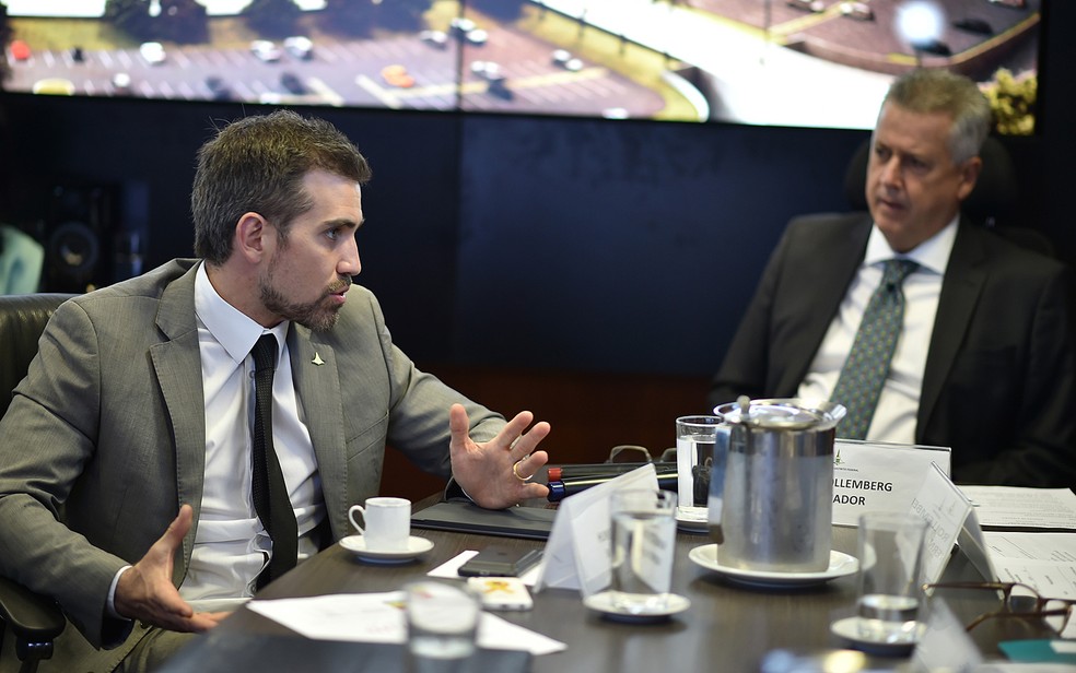 O secretário de Saúde, Humberto Fonseca, conversa com governador Rodrigo Rollemberg (Foto: Andre Borges/Agência Brasília)