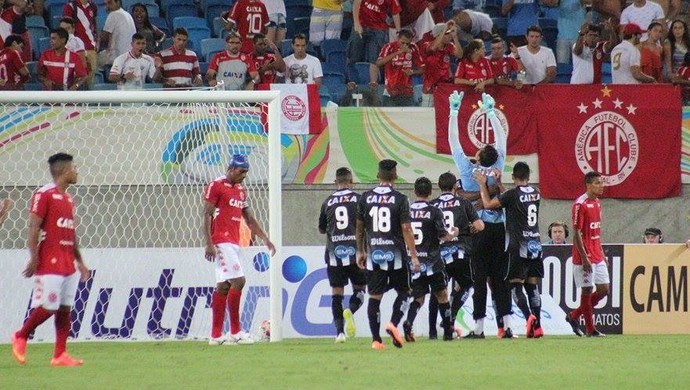 Saulo comemora defesa - ABC x América-RN (Foto: Wendell Jefferson)
