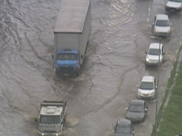 Alagamento na Avenida Paulo Freire, que liga a Avenida Aricanduva com a Rodovia Fernão Dias (Foto: Reprodução/ TV Globo)