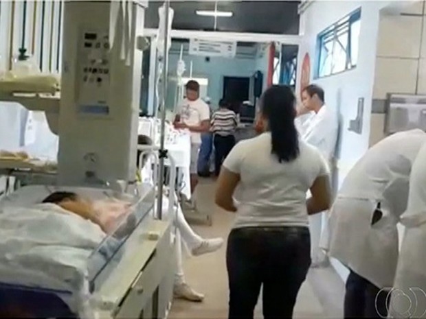 Crianças precisam ser atendidas no corredor do Hospital Infantil por causa de superlotação (Foto: Reprodução/TV Anhanguera)