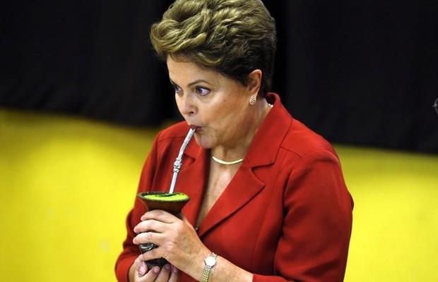Dilma toma chimarrão ao votar em Porto Alegre (Foto: Paulo Whitaker/Reuters)