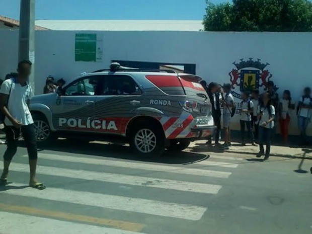 Policiais detiveram aluno com escola em Juazeiro do Norte (Foto: Agência Miséria)