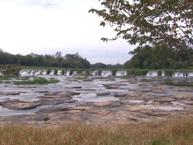 Seca Rio Mogi em Pirassununga (Foto: Rodrigo Sargaço/EPTV)