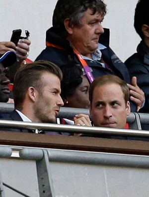 Beckham e Príncipe William, Grã-Bretanha x Emirado Árabes  (Foto: Agência AP)
