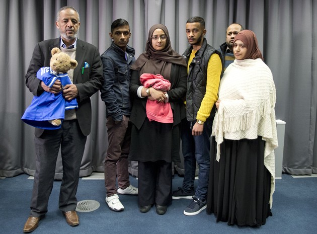 Famílias de meninas desaparecidas posam para foto após entrevista realizada em Londres, no domingo (22)  (Foto: Laura Lean/Pool/AFP)
