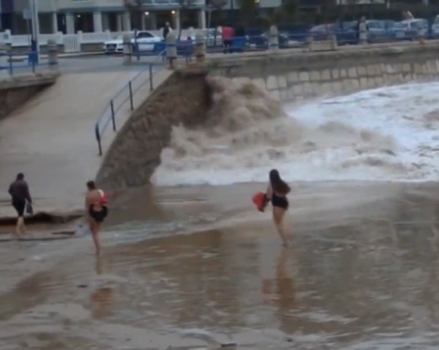 Mulher 'fez graça' diante de onda imensa que se aproximava da praia de Sardinero, na Espanha (Foto: Reprodução/Live Leak/Oneirishman)