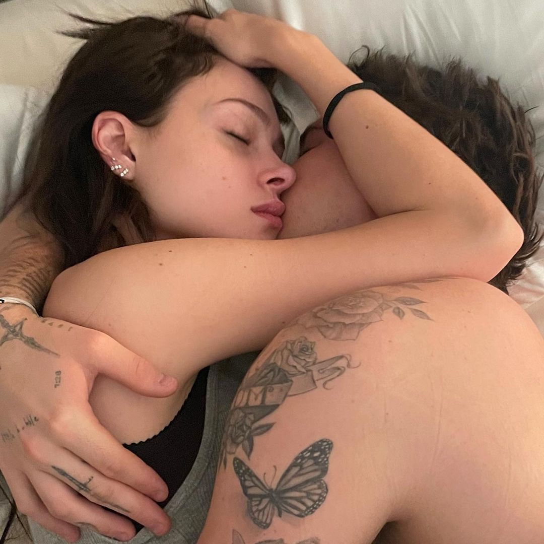 Brooklyn Beckham e Nicola Peltz abraçadinhos na cama (Foto: Reprodução/Instagram)