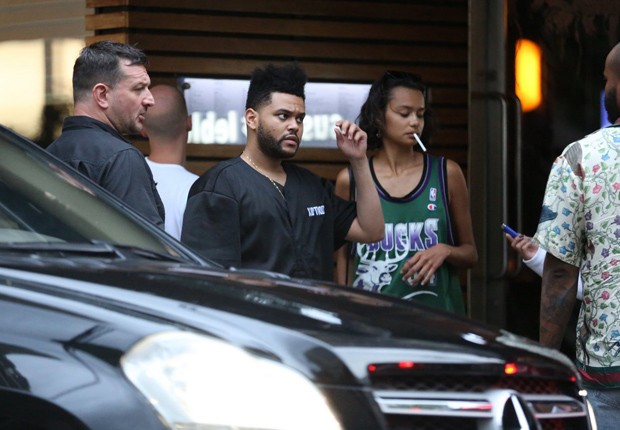 The Weeknd vai embora com mulheres após almoço no Rio (Foto: AgNews) The Weeknd vai embora com mulheres após almoço no Rio (Foto: AgNews)