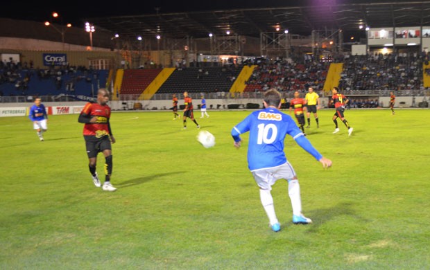 Montillo em ação pelo Cruzeiro contra o Sport em Varginha. (Foto: Lucas Soares / G1)