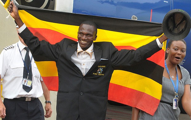 Stephen Kiprotich recebido com festa no retorno para a Uganda (Foto: AFP)