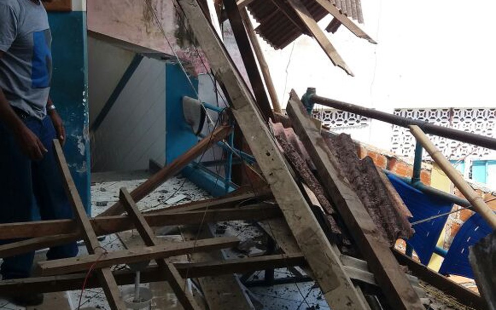 Infestado com cupim, teto de madeira desaba em delegacia na Bahia (Foto: Polícia Civil )
