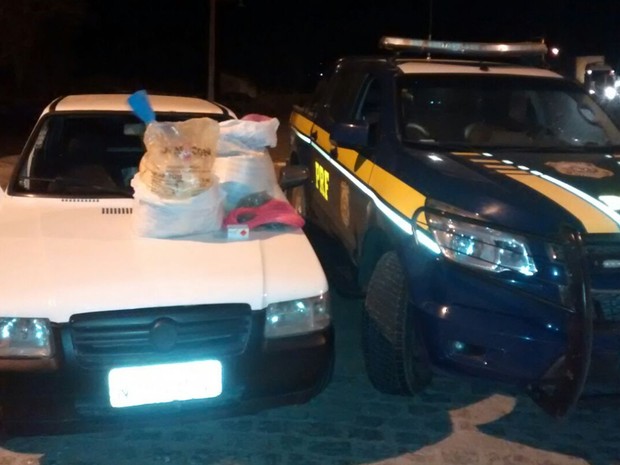 Suspeito transportava explosivos dentro de carro e tentou fugir da PRF (Foto: Manoel Neto/PRF)