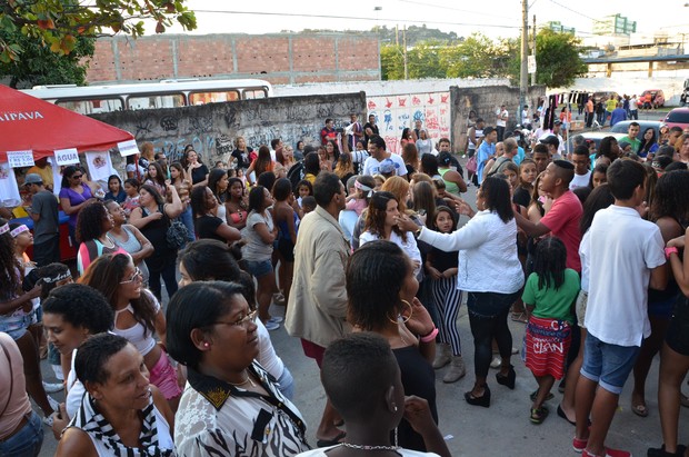Fãs de Anitta na porta da Caprichosos de Pilares (Foto: Bruno J/Divulgação)