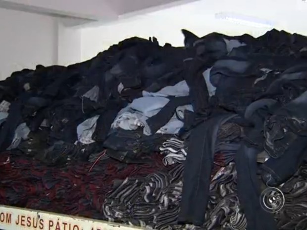 Calças foram apreendidas em lavanderia clandestina (Foto: Reprodução/TV TEM)