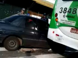 Acidente entre carro e ônibus deixa motorista levemente ferido (Foto: Reprodução/ EPTV)