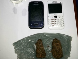 A direção espera identificar o dono da droga e dos celulares através das imagens dos telefones.  (Foto: Site Alerta Rolim/Divulgação)