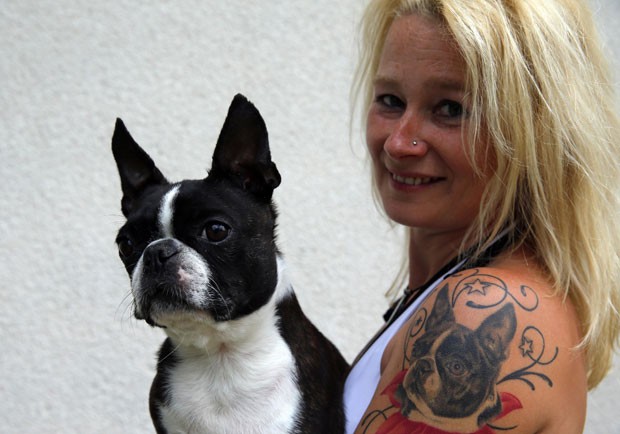 Monika Recse tatuou imagem de seu co no brao (Foto: Laszlo Balogh/Reuters)