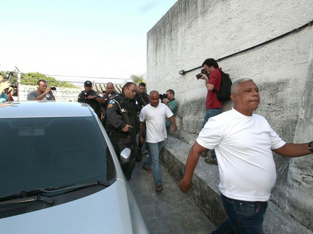 Os três policiais militares que socorreram a auxiliar de serviços gerais Cláudia Ferreira Silva, de 28 anos, no Morro da Congonha, no Subúrbio do Rio, no domingo (16), chegam para prestar novo depoimento no 29º DP, em Madureira, Zona Norte do Rio. (Foto: Ale Silva/Futura Press/Estadão Conteúdo)