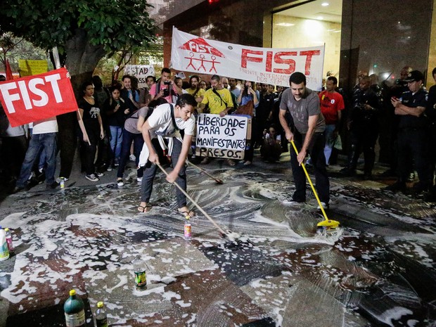 Manifestantes fazem ato na frente do Tribunal de Justiça do Rio de Janeiro contra a prisão de ativistas no centro da cidade (Foto: Rudy Trindade/Frame/Estadão Conteúdo) Manifestantes fazem ato na frente do Tribunal de Justiça do Rio de Janeiro contra a prisão de ativistas no centro da cidade (Foto: Rudy Trindade/Frame/Estadão Conteúdo)