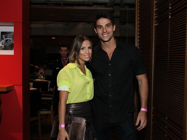 Pérola Faria com o namorado, Maurício Mussalli, em restaurante no Rio (Foto: Thyago Andrade/ Foto Rio News)
