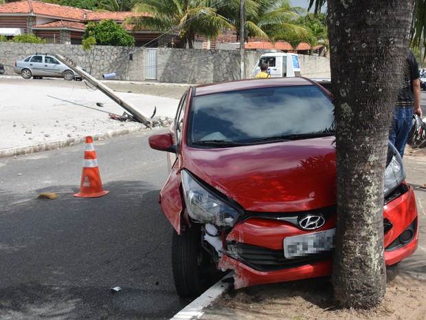 Carro bateu em poste e só parou em árvore após ser trancado pela motocicleta em João Pessoa (Foto: Walter Paparazzo/G1) Carro bateu em poste e só parou em árvore após ser trancado pela motocicleta em João Pessoa (Foto: Walter Paparazzo/G1)