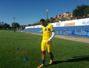 Zagueiro Walter fez testes físicos nesta terça (Foto: Augusto Oliveira / GloboEsporte.com)