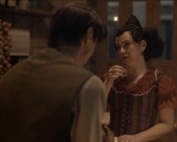 Guta Stresser surge em cena de Amorteamo (Foto: TV Globo)
