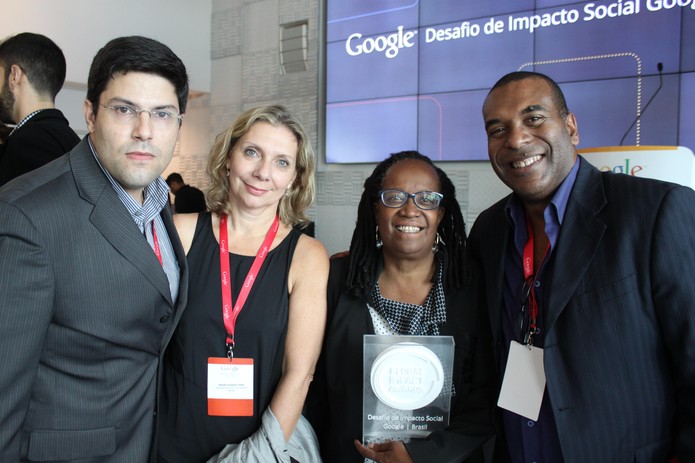 Equipe do Geledés Instituto da Mulher Negra exibe premiaçao. A ONG foi vencedora por votaçao online (Foto: Divulgaçao/Google Brasil) Equipe do Geledés Instituto da Mulher Negra exibe premiaçao. A ONG foi vencedora por votaçao online (Foto: Divulgaçao/Google Brasil)