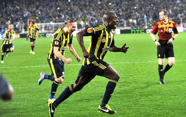 Pierre Webo comemoração Fenerbahçe Lazio (Foto: AFP)