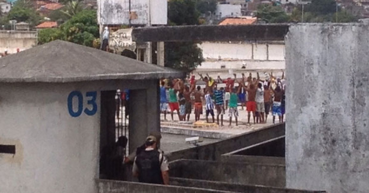 Detentos ocupam laje de presídio no Complexo do Curado, no Recife - Globo.com