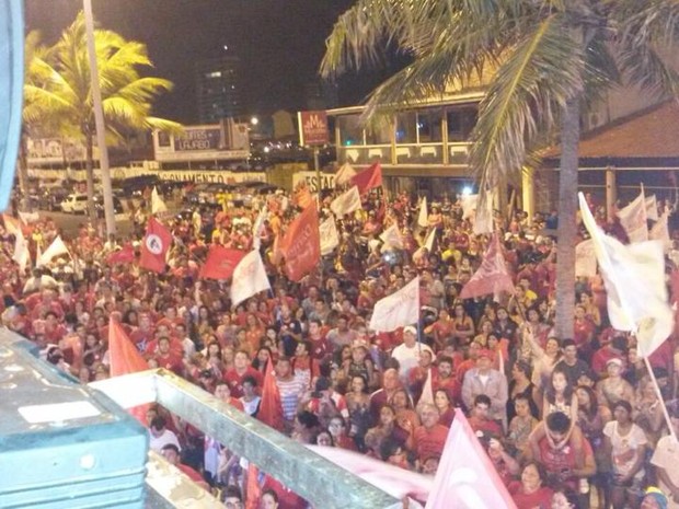 Multidão comemora vitória de Dilma em Aracaju (Foto: Anna Fontes / TV Sergipe)