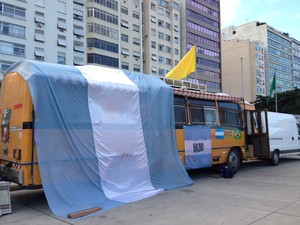 Ônibus argentino está estacionado em posto de gasolina em Copacabana (Foto: Káthia Mello/G1)