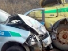 Seis ficaram feridos após acidente entre caminhão e carros da PM, em Goiás (Foto: Reprodução/TV Anhanguera) Seis ficaram feridos após acidente entre caminhão e carros da PM, em Goiás (Foto: Reprodução/TV Anhanguera)