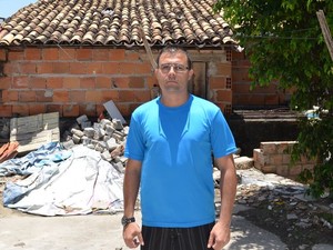 thiago diz que violência ainda é uma realidade no bairro (Foto: Tássio Andrade/G1)