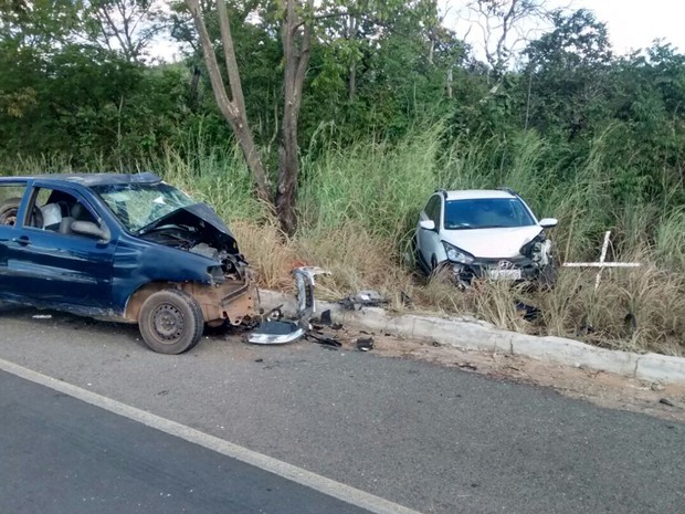 Carros ficaram destruídos após colisão na tarde de terça-feira (3) (Foto: George José/ Blog Sigi Vilares)