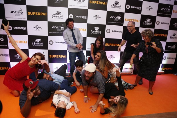 Nicole Bahls caindo na pré-estreia do filme Superpai (Foto: Felipe Assumpcao)