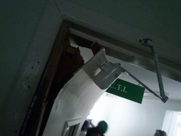Porta que dá acesso à UTI do Hospital Regional de Araguaína foi quebrada por paciente (Foto: Divulgação)