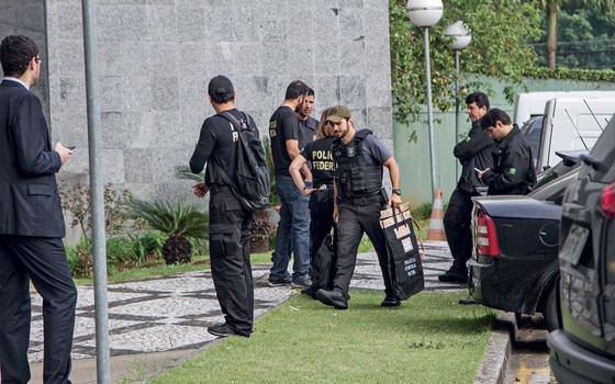 Agente da Polícia Federal durante operação Greenfield  (Foto:  Marivaldo Oliveira/Código19 / Agência O Globo)