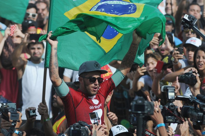 Filipe Toledo comemora título do Rio Pro (Foto: André Durão)