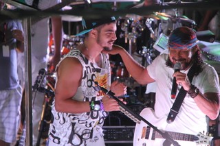  Caio Castro com Bell Marques em cima do trio no carnaval de Salvador, Bahia (Foto: Daniel Delmiro e Francisco Cepeda  / AgNews )