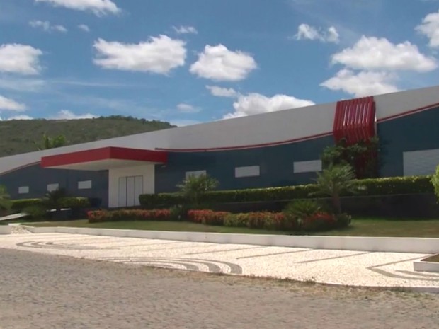 Prédio onde funcionava a prefeitura foi lacrado pelo ex-prefeito, que alega se dono do imóvel (Foto: Reprodução/TV Subaé) Prédio onde funcionava a prefeitura foi lacrado pelo ex-prefeito, que alega se dono do imóvel (Foto: Reprodução/TV Subaé)