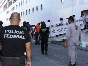 Onze pessoas são resgatadas do navio MSC Magnifica (Foto: Rogério Paiva/Divulgaío)