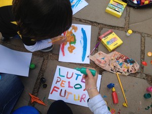 Crianças fazem cartazes para a Marcha das Crianças na Redenção (Foto: Diego Guichard/G1)