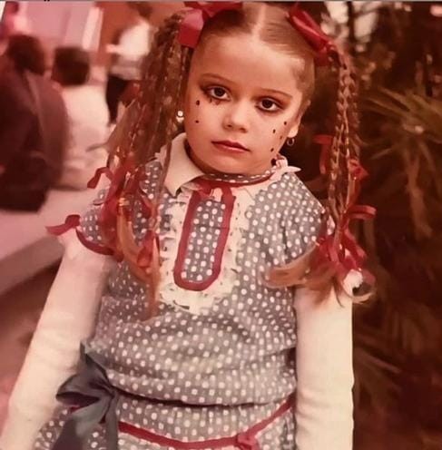Giovanna Antonelli em festa junina na infância (Foto: Reprodução/Instagram)